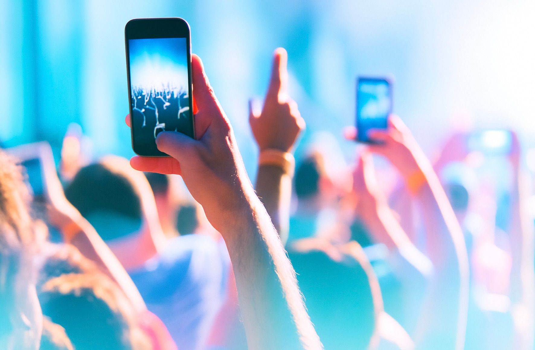 Image article 🎧 Et si demain, les événements se vivaient sans téléphone ?